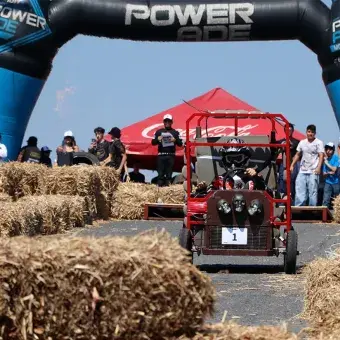 El Tec campus Cuernavaca realizó el Downhill Challenge 2025, donde equipos compitieron con gravity cars en una pista de obstáculos, premiando velocidad, diseño, creatividad y desempeño.