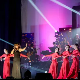 Voces en vivo interpretaron temas icónicos de los noventa.