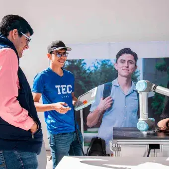 Laguneros aprendieron de uso de brazos robóticos con estudiantes del Tec de Monterrey campus Laguna en el Symposium de Inteligencia Artificial