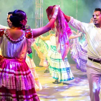 Bailarines en exhibición de danza.