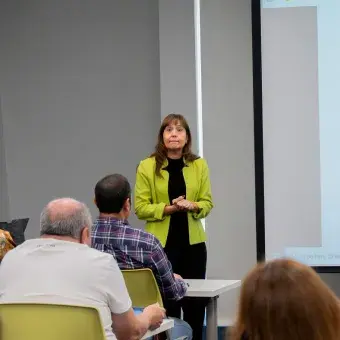Maestra de PrepaTec imparte taller sobre el uso de la inteligencia artificial para profesores