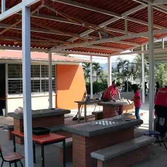 La comunidad del Tec campus Cuernavaca restauró la Escuela Telesecundaria Tezontli en Emiliano Zapata a través del Voluntariado Institucional, mejorando salones, canchas y espacios comunes.