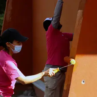 La comunidad del Tec campus Cuernavaca restauró la Escuela Telesecundaria Tezontli en Emiliano Zapata a través del Voluntariado Institucional, mejorando salones, canchas y espacios comunes.