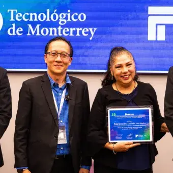 Rosa Geraldina Guzmán Hernández presentó Embrio3D, una herramienta educativo-tecnológica que transforma la enseñanza de la embriología mediante modelos tridimensionales con apoyo de audio, diseñados para atender distintos estilos de aprendizaje. El proyecto permitió a estudiantes de Ciencias de la Salud comprender de forma más clara y significativa las fases del desarrollo embrionario.