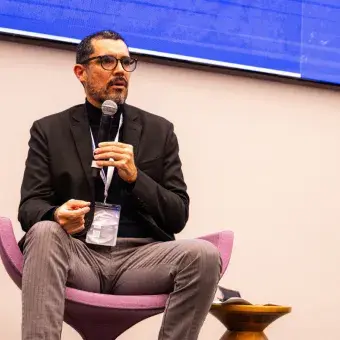 Roberto Iñiguez Flores, vicerrector ejecutivo de Asuntos Académicos y Facultad del Tecnológico de Monterrey, destacó que la estrategia de innovación educativa de la institución se sostiene en tres pilares: generar mayor valor para los estudiantes, consolidar una cultura de innovación a través de iniciativas como NOVUS y fortalecer el posicionamiento del Tec como referente en excelencia académica.