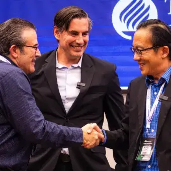 Michael Fung, director ejecutivo del Instituto para el Futuro de la Educación del Tecnológico de Monterrey, y Luis Enrique Portales reconocieron a Hugo Gustavo González Hernández por el proyecto iTecCare5, una iniciativa que refleja cómo la innovación educativa en el Tec de Monterrey se construye con evidencia, investigación aplicada y colaboración académica de largo plazo.