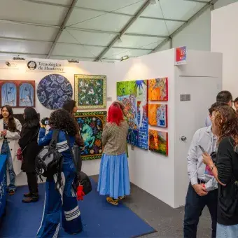 El stand permitió el diálogo directo entre estudiantes, artistas profesionales y visitantes de la feria.