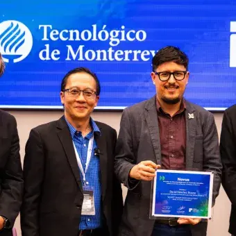 David Sánchez Ruano recibió el reconocimiento NOVUS por SKILIKET, un proyecto que impulsa el empoderamiento socioecológico a través de la ciencia ciudadana. La iniciativa integra Internet de las Cosas y aprendizaje basado en investigación para que estudiantes identifiquen problemáticas ambientales reales, analicen datos cuantitativos y cualitativos y co-creen estrategias de mitigación. 