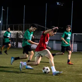 Jóvenes jugando fútbol. 