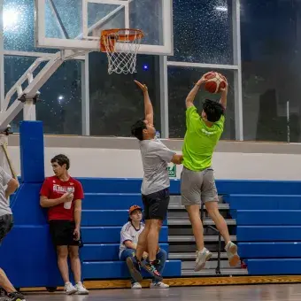 Estudiantes jugando básquetbol. 