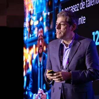 Carlos Zenteno, CEO de Global Hitts, dando una conferencia sobre IA