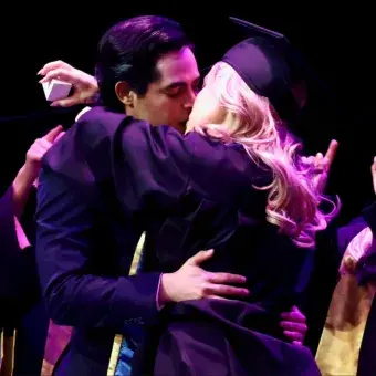Azul Ramírez y Alejandro Fierro en el beso final de Elle Woods y Emmett Forrest, cerrando la función de aniversario.