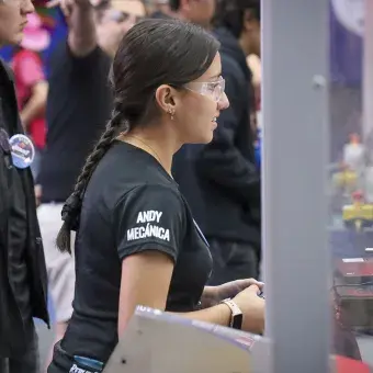 Estudiante controlando al robot