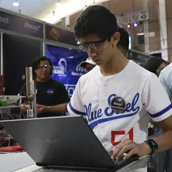 Estudiante programando