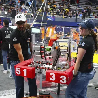 Equipo cargando al robot