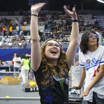 Estudiante celebrando 