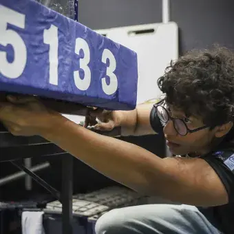 Alumno ajustando el robot