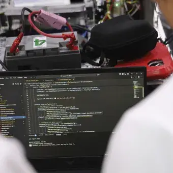 Estudiantes en software de programación