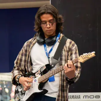Guitarrista sobre el escenario de This is my music 2026 del Tec de Monterrey campus Laguna