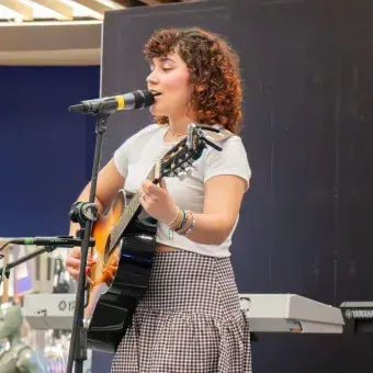 Cantante con guitarra participand en This is my music del Tec de Monterrey campus Laguna