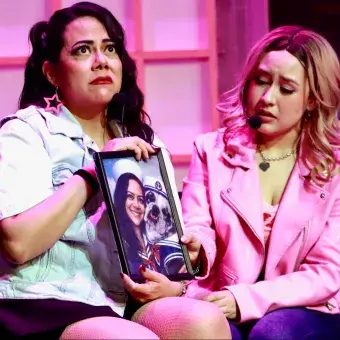 Las actrices que interpretan a Paulette y Elle Woods en un momento emotivo de Legalmente Rubia el Musical en el Teatro de la Ciudad de Chihuahua.
