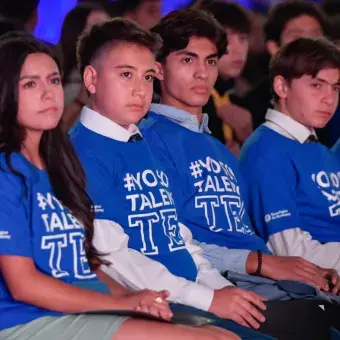 Estudiantes en ceremonia de reconocimiento