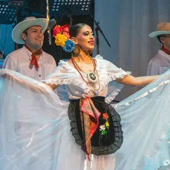 bailarina de folklor en ensamble musical