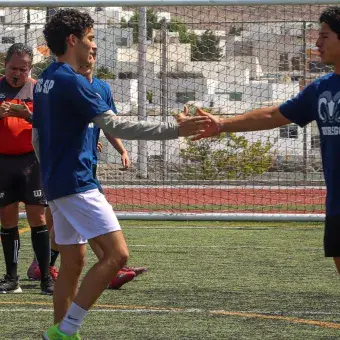Alumnos de Negocios dentro de cancha en un partido 