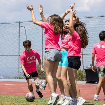 Estudiantes de PrepaTec 2026 celebrando 