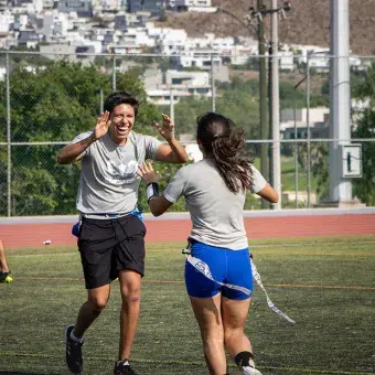Estudiantes de ingeniería celebrando 