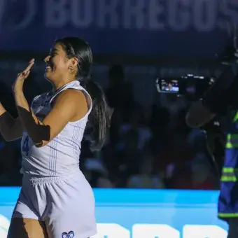 Vanessa Velázquez presentándose para el torneo de triples.