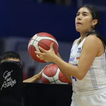 Vanessa Velázquez, primera campeona nacional de triples.