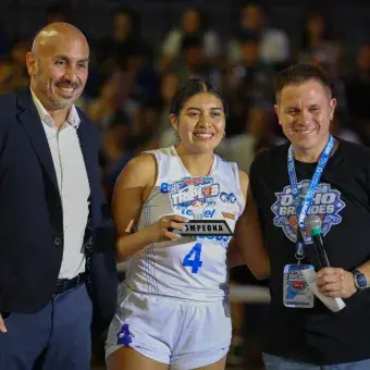 Vanessa Velázquez recibiendo el trofeo por parte de Emilio Álvarez, director de la ABE.