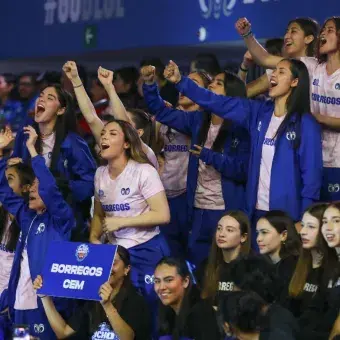 Equipo de basquetbol femenil del Tec campus Estado de México alentando a Vanessa.