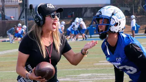 Arely Pérez, la coach "Kelly", durante sus sesiones de entrenamiento. con los Borrego de campus Estado de México.